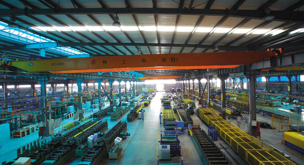 Roll forming machine assembly workshop